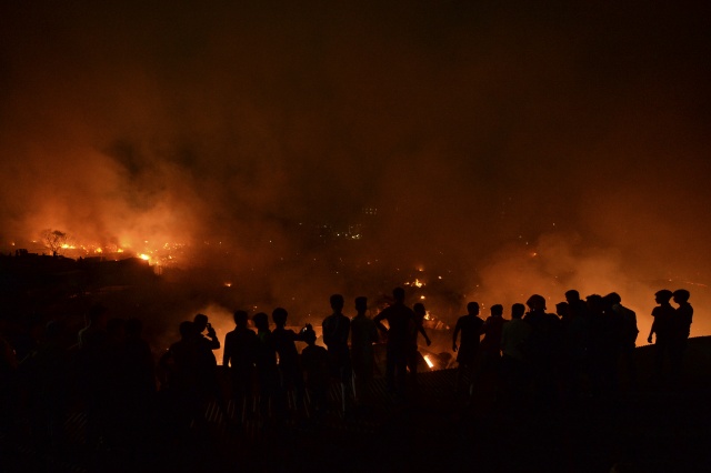 10,000 homeless after fire razes Bangladesh slum