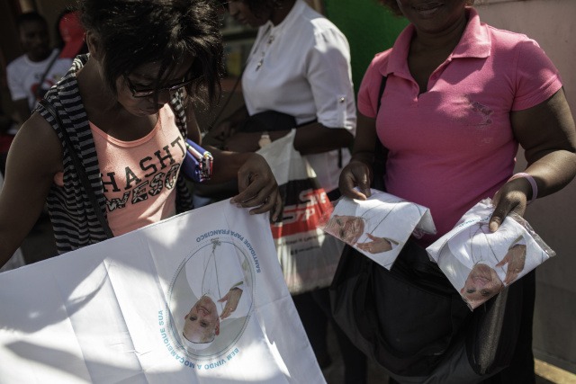 Pope Francis kicks off Africa tour in violence-hit Mozambique