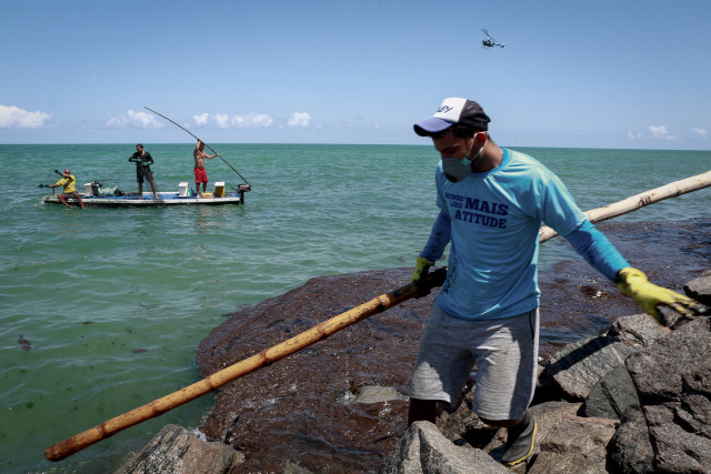 Minister says oil on Brazil beaches 'probably' Venezuelan