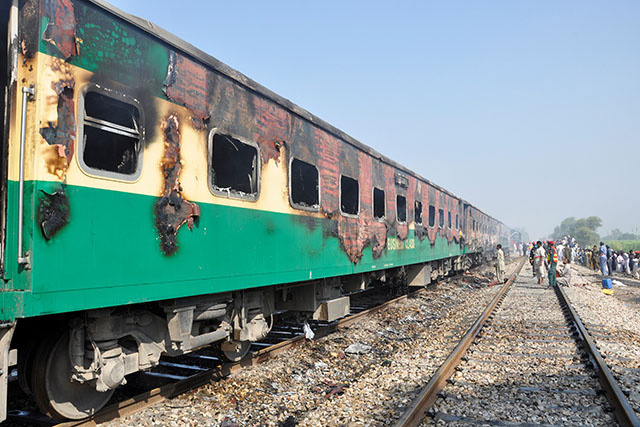 Pakistan : au moins 71 morts dans un incendie à bord d'un train de passagers