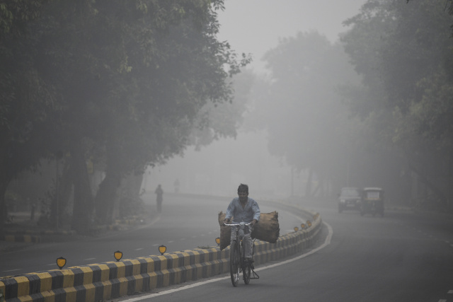 Millions in Indian capital endure 'eye-burning' smog