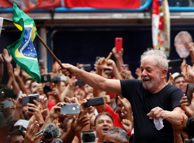 Brésil: Lula accueilli en héros dans son fief près de Sao Paulo