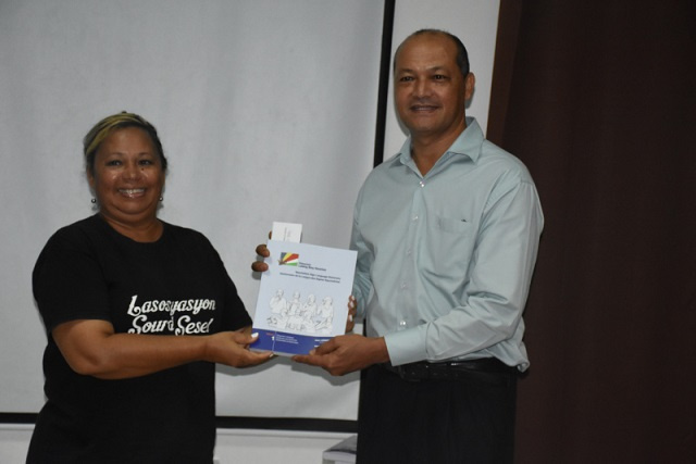 La communauté malentendante des Seychelles obtient son premier dictionnaire de la langue des signes
