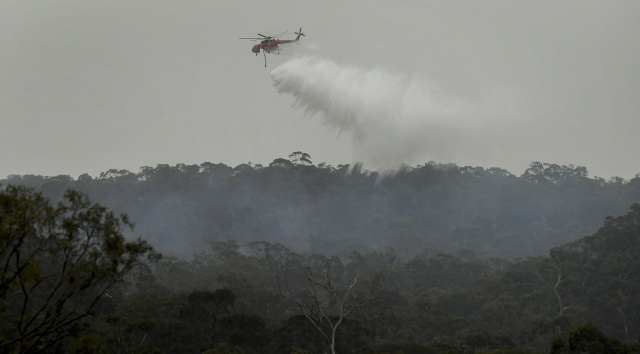 Bushfires reach Melbourne as heatwave fans Australia blazes
