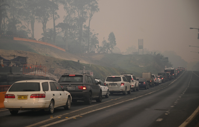 Military evacuates fire-hit Australian town