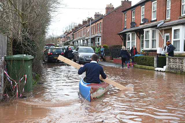 Tempête Dennis: les inondations au Royaume-Uni causent la mort d'une femme