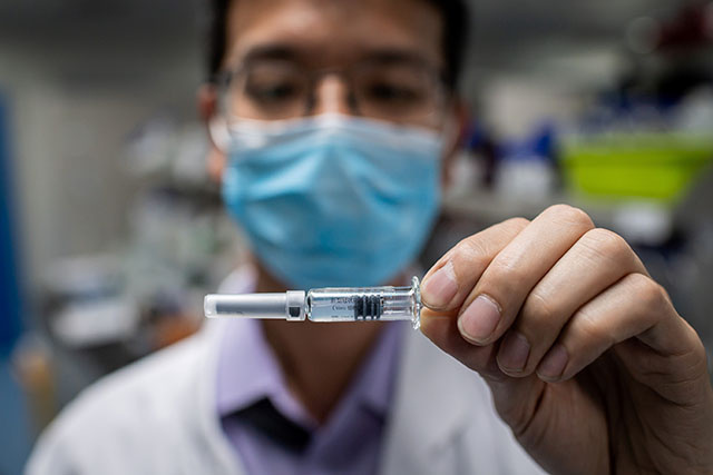 Virus: en Chine, un possible vaccin se fabrique déjà à grande échelle