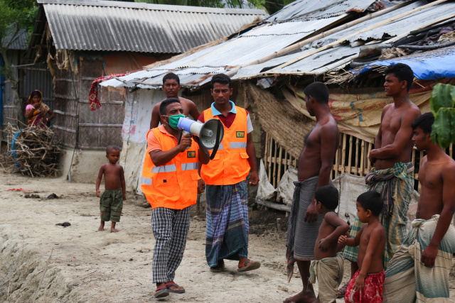 Mass evacuations for major cyclone in South Asia