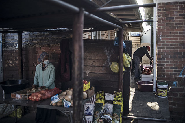 Afrique du Sud: vente d'alcool autorisée, levée du couvre-feu, commerces rouverts au 1er juin