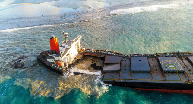 Mauritius braces for split of oil-oozing ship off coast