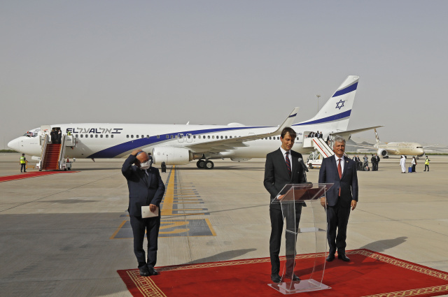 US-Israeli delegation lands in Abu Dhabi on historic flight