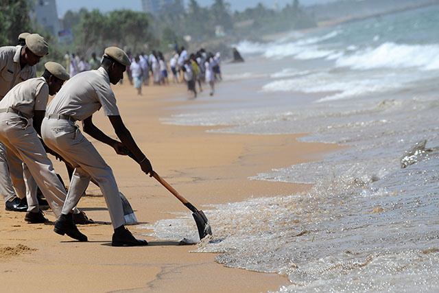 Incendie maîtrisé sur un pétrolier près du Sri Lanka, nappe de diesel d'un km