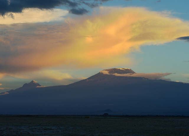 Tanzania deploys 500 firefighters against Kilimanjaro blaze