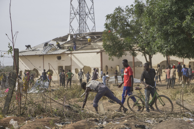 Looters raid Nigeria food warehouse as unrest spreads