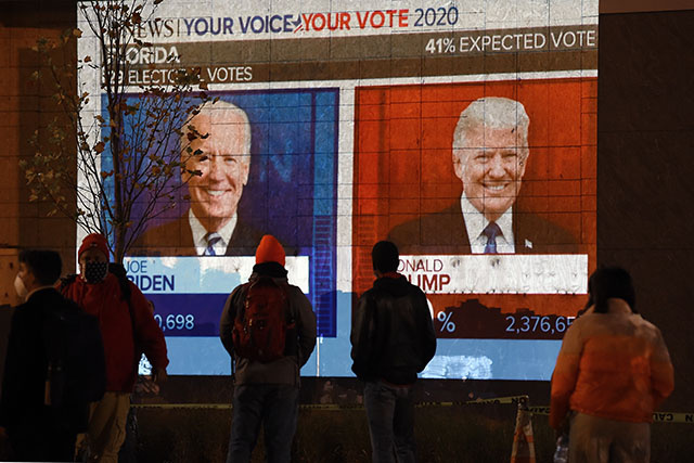 Trump se déclare vainqueur d'une élection indécise, Biden appelle à la patience