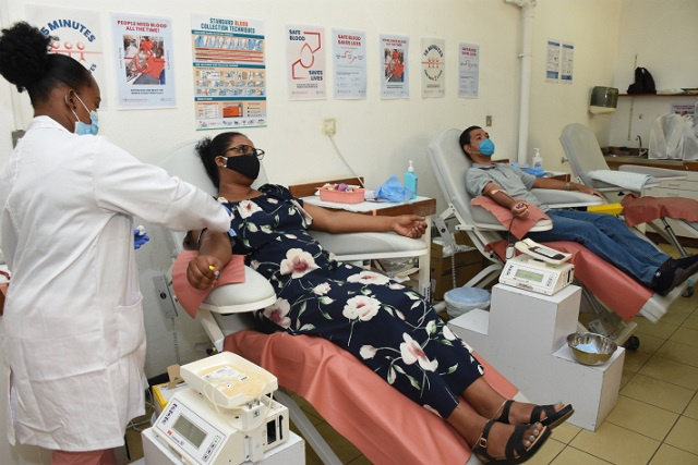 Les étudiants aident la banque du sang, alors que le système de santé des Seychelles cherche plus de donneurs