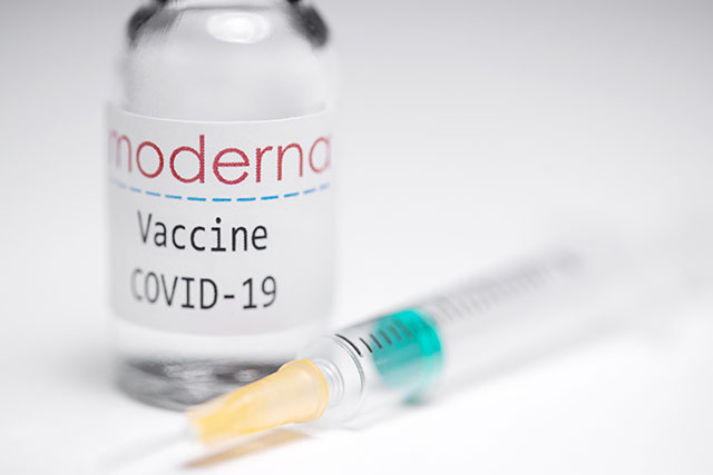 Virus: le vaccin de Moderna suscite l'espoir, mais les restrictions se multiplient