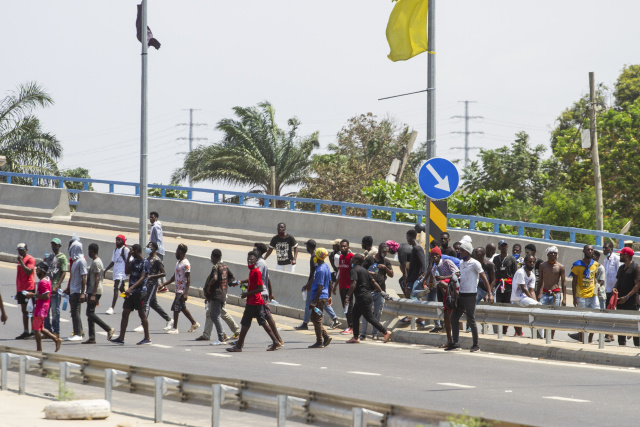 After protests, Angolan leader holds talks with youths