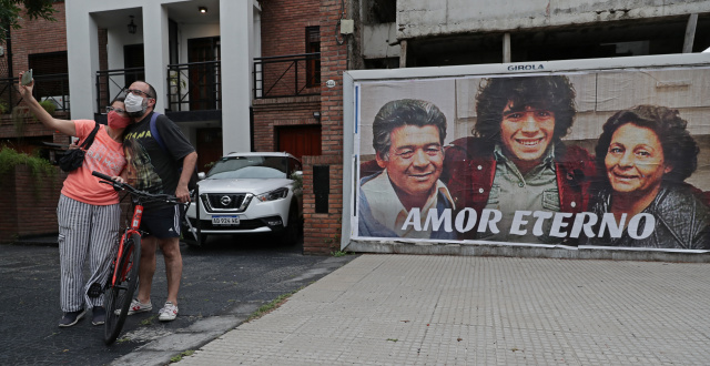 Sport pays tribute to Maradona with tears, applause, silence, banners and song