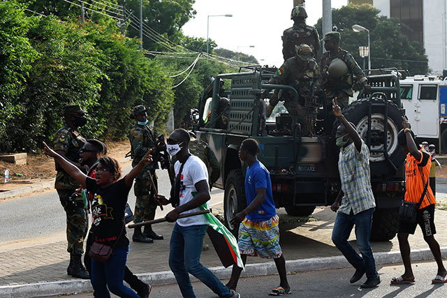 Présidentielle au Ghana: le ton se durcit entre les deux camps