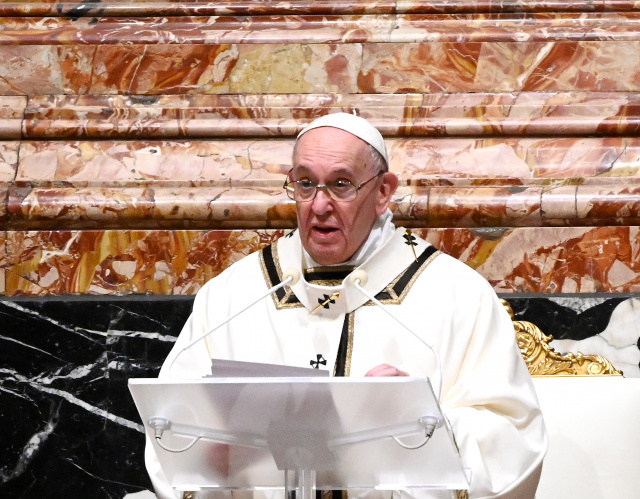 Pope urges Covid 'vaccines for all' in Christmas message