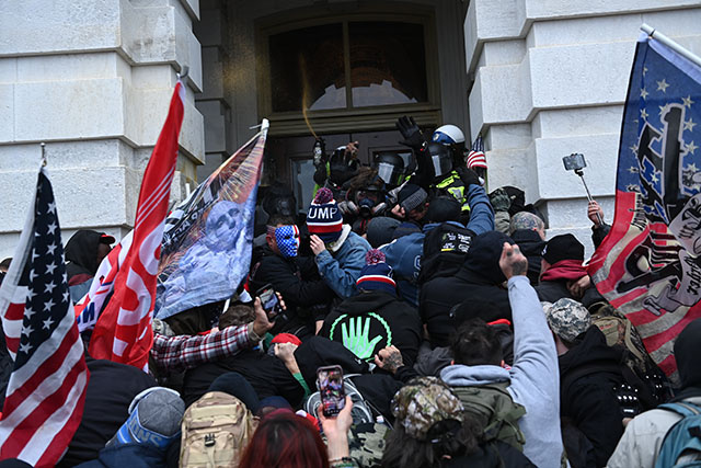 Des pro-Trump envahissent le Capitole, l'Amérique sous le choc