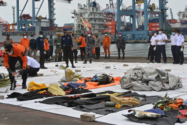 Divers search Indonesian plane wreckage for black boxes