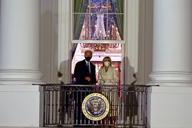 Joe Biden entre à la Maison Blanche dans Washington transformée en forteresse