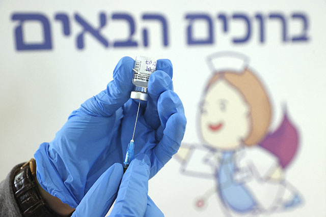 Israël: plus de 50% de la population vaccinée au moins une fois