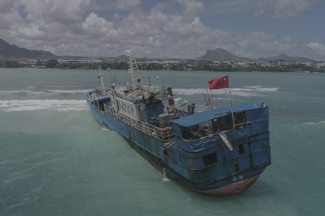 Ship runs aground off Mauritius with fuel aboard