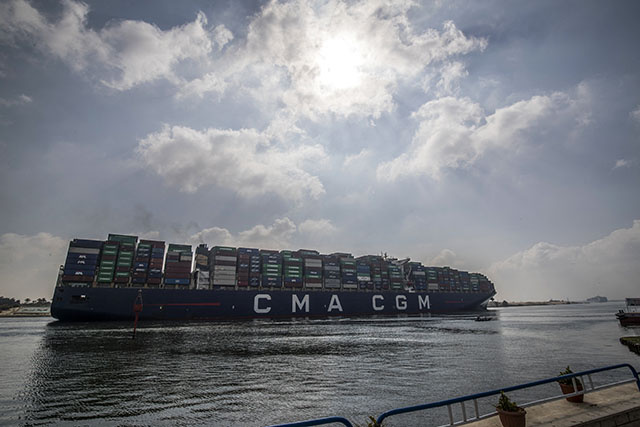 Le canal de Suez obstrué, transport maritime mondial ralenti