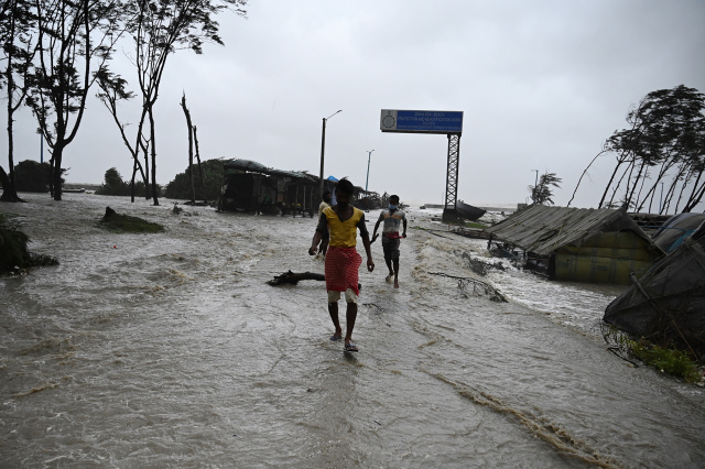 Cyclone batters eastern India, 1.2 million seek shelter