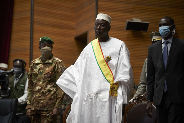 Mali military frees president, prime minister