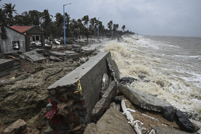 Latest India cyclone kills nine, thousands homeless