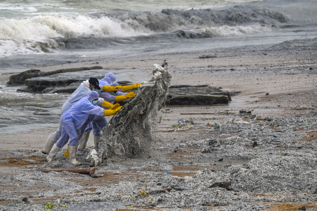 Sri Lanka battles waves of plastic waste from burning ship