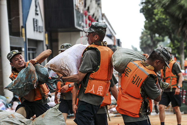 Intempéries record en Chine: au moins 16 morts, le métro inondé