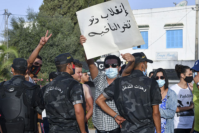 Tunisie: le président s'octroie le pouvoir exécutif, Ennahdha dénonce un "coup d'Etat"