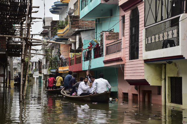 Thousands rescued as Ganges floods in India