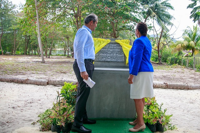 Pose de la première pierre pour la construction d’un nouvel hôpital sur l'île de La Digue aux Seychelles