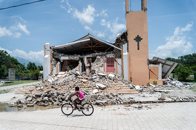 Séisme en Haïti: près de 2.200 morts, difficultés pour acheminer l'aide aux sinistrés