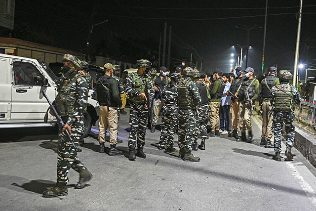 Cachemire indien: funérailles nocturnes de Geelani sous haute sécurité