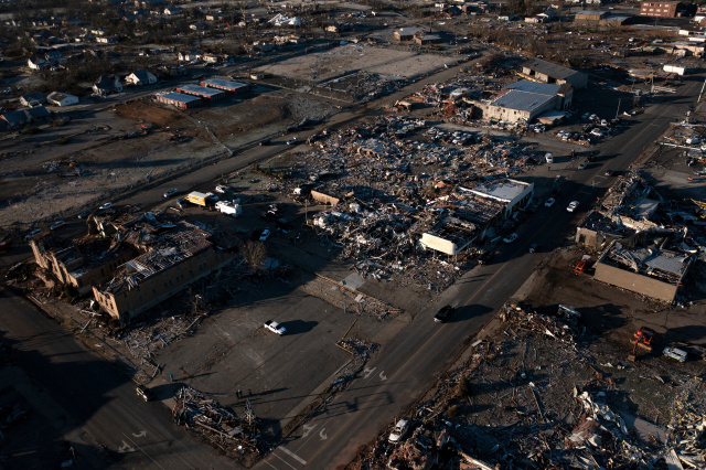 Race to find survivors as US tornadoes kill dozens