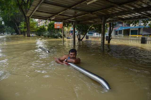 14 dead, 70,000 displaced in Malaysian floods