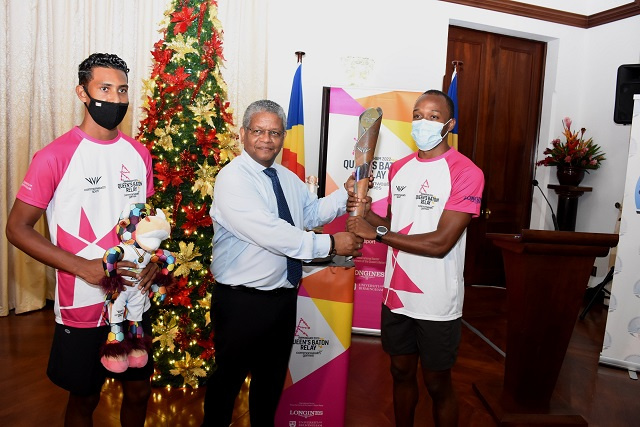 Relay of Queen’s Baton passes through President of Seychelles’ hands