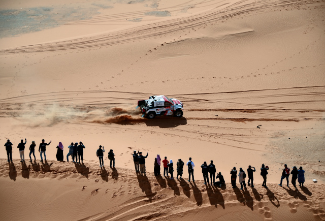 France weighs cancelling Dakar rally after suspected terror attack