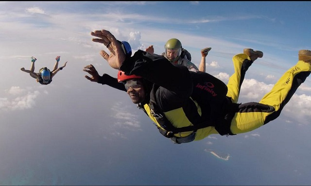 World champion skydivers train Seychelles' soldiers to jump from planes