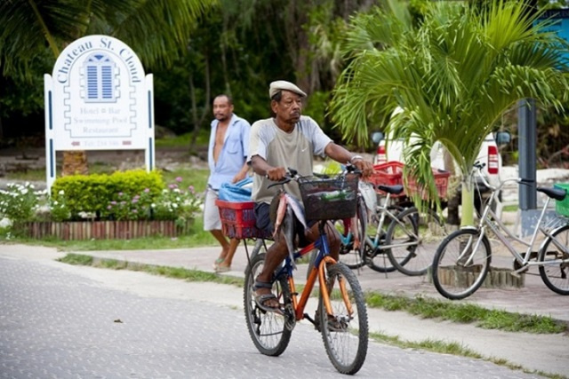 L'île de la Digue aux Seychelles, réduit les transports au profit du vélo.
