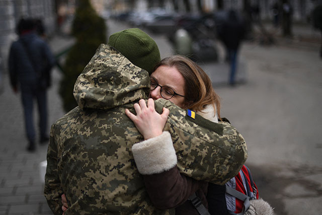 Ukraine: scepticisme après les annonces russes, bombardements à Tcherniguiv