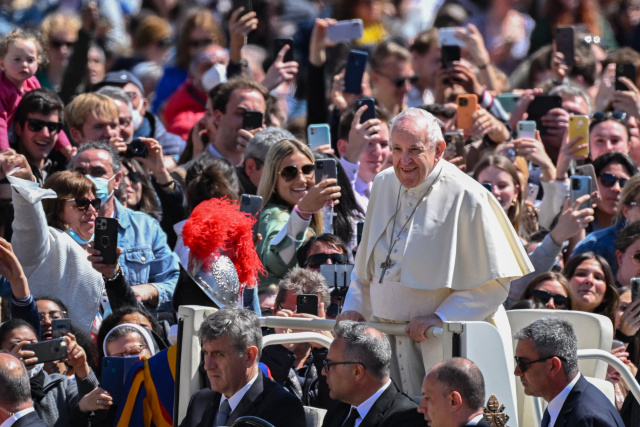 Pope urges peace for Ukraine in this 'Easter of war'