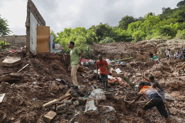 10,000 soldiers in South Africa flood relief effort